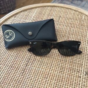 Ray-Ban New Wayfarer RB2132 Sunglasses Unisex